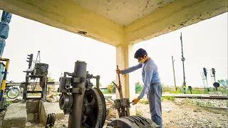 WHEN POINTSMEN BECOME GATEMAN | जब पॉइंटमैन बना गेटमेन - RARE MANUAL LEVEL CROSSING !!