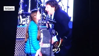 “Quiero tocar el bajo con vos”: McCartney le cumplió el sueño a la niña e interpretaron “Get back”
