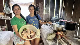 EU E MINHA PRIMA FIZEMOS UMA CALDEIRADA NO FOGÃO A LENHA.