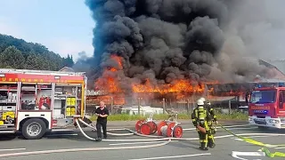 [Riesige Rauchwolke+Explodierende Airbags] Großbrand Vollalarm Feuerwehr Ibbenbüren