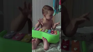 Ребенок играет на пианино