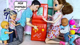 EVERYONE IN LINE FOR A NEW TOY!Happy family Katya and Max FUNNY Barbie dolls and LOL Darinelka