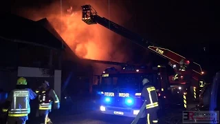 [GROSSBRAND IN GREVENBROICH] - Scheunenbrand griff auf Lagerhallen über ~ Großeinsatz -