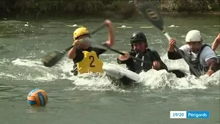 Une partie de kayak-polo à Périgueux