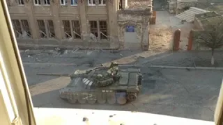 Нацист из полка "Азов" атакует из засады русский танк Т-72 в Мариуполе с помощью гранатомета NLAW.