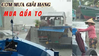 CHẤN ĐỘNG/ bất ngờ mua to gió lớn xảy ra trong lúc sà lan ghe tàu vượt cống ngăn mặn