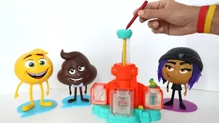 Emoji y TotoyKids abriendo y jugando con La Máquina de hacer Juguetes con Crayones!!!