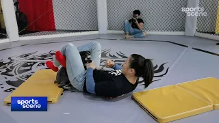UFC 261 | Zhang Weili plays with her dog in training ahead of Rose Namajunas' clash on April 24. 张伟丽