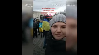 "Домой - пока живой!" Жители Херсона вышли на акцию протеста против  российского вторжения