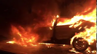 На Приморском шоссе перед Лахтой, горит каршеринговая машина