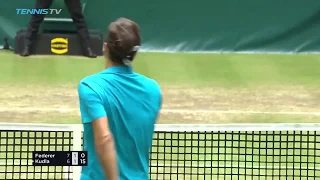 tennis-i.com Федерер выбивает мяч на трибуны в Халле 2018