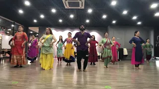 Chinese girls dancing on Ban Than Chali with Devesh.