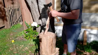 Carving a spoon with Woodsmans Finest Wayfarer axe in green madrone