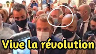 Emmanuel Macron visé par un jet d’oeuf en plein bain de foule (vidéo)