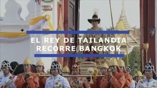 El rey de Tailandia recorre las calles de Bangkok