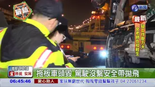 疑天雨路滑 拖板車撞分隔島翻