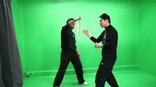 Wing Chun: Short range power on  free swinging board demo by Sifu Leo Au Yeung (詠春：寸勁破板示範)