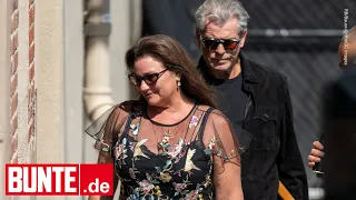 Pierce Brosnan: Herrlich normal- Bond-Darsteller wird von seiner Frau zur Arbeit gebracht