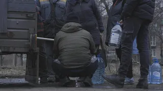 Civilians in Ukrainian frontline town queue for water | AFP