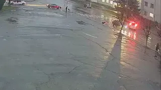 На пішоходному переході збили двох жінок (запис з камери спостереження)