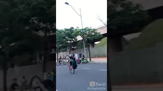 o menino caindo da bicicleta queda feia 🤔😱😂