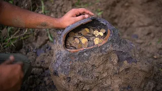 You won’t Believe What’s Inside This Rock!! 2000-year-old Treasure found by Metal Detector?