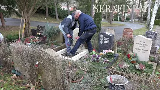 Klassischer Grabstein "Savona"  •  Aufbau auf dem Friedhof  •  Exklusiver Grabstein von Serafinum.de