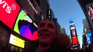 смотри с 4 минуты экшн.  разводня туристов в Нью Йорке Тайм Сквер
