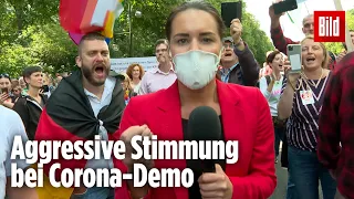Corona-Demo in Berlin: BILD Reporterin wird von Demonstranten umzingelt