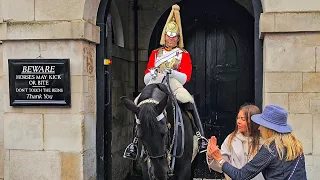 DO NOT TOUCH! Tourist tells a lady HOW to touch the King's Horse!