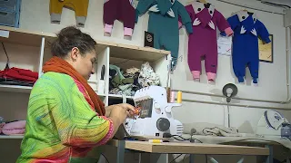 Kárpát-medence - Nyika Ildikó gyermekruha készítő manufaktúrája Uzonkafürdőn 2023.01.08.