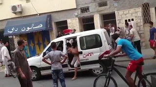 شاهد لحظة هروب مشرمل من سيارة الشرطة في المغرب هههههههه police marocain