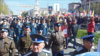 Пьяная станица им. Хлызова Парад 9 мая!!! Ведут под "белы рученьки"