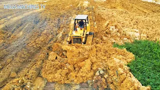 Perfect Strongly Mighty Bulldozer Komatsu D60P Pushing Soil & Mud