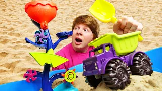 Машинки игрушки в песочнице - Моя песочница. Интересные видео для детей с песком