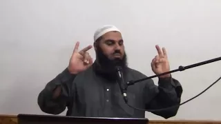 Ahmad Abul Baraa  -  An welcher Hand und welchem Finger trägt der Mann den Ring ?