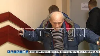 86-летнего дедушку, который поджег 82-летнюю бабушку, на скамью подсудимых заводили под руки