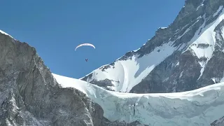 Chinese paraglider pilot successfully flies over Mount Everest