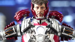 Hot Toys Iron Man 2  1/6th "Tony Stark" Mark V Suit up Version (Deluxe Version) / 핫토이  아이언맨 마크5 슈트업