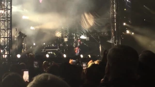 Axl Rose performs Highway To Hell with Billy Joel at Dodger Stadium