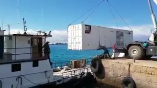 Погрузка контейнера на судно закончилась полным провалом
