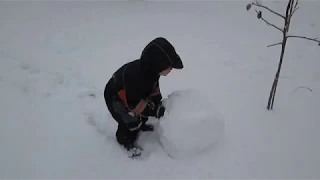 Артём катает снежный ком