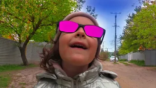 Taya and the magic glasses Funny children's video Тая играет на улице