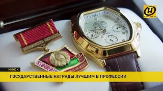 Премьер-министр Беларуси Роман Головченко награждает директора СЗАО "БЕЛДЖИ" Геннадия Свидерского