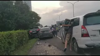 Pengendara Mazda Salah Injak Gas, Kecelakaan Mobildi Tol Kebun Jeruk 31/01/2020