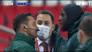 "LISTEN TO ME!" Demba Ba furious in Paris after an incident during the game.