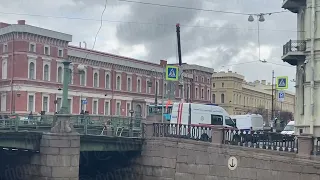 Автобус, упавший в реку Мойку с моста в центре Петербурга, подняли из воды.