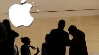Tech expert reacts to Apple lowering its revenue guidance