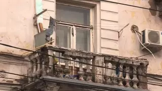 С дома на проспекте Металлургов демонтируют ветхие балконы