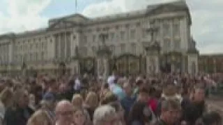 Crowd reaction outside Buckingham Palace to seeing the new king